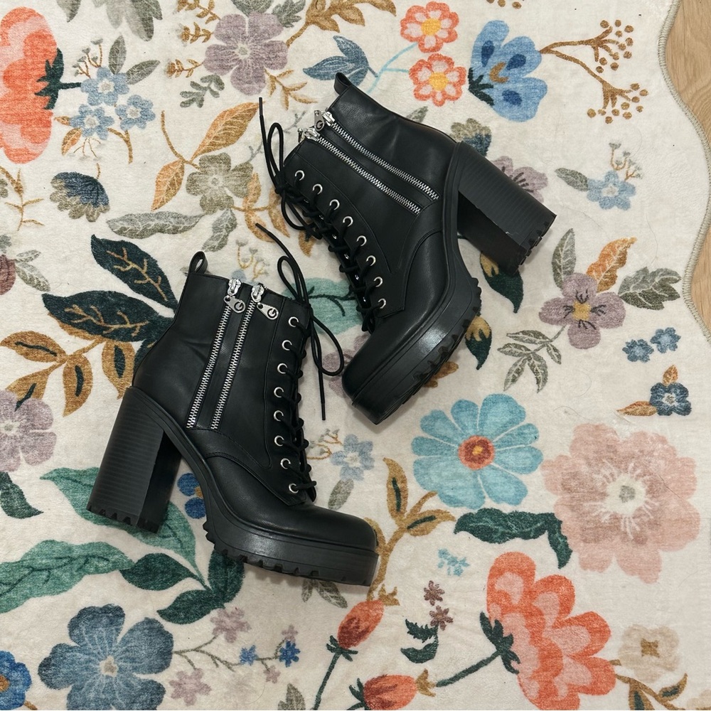 Stylish Black Lace-Up Platform Boots - Picture 2 of 11